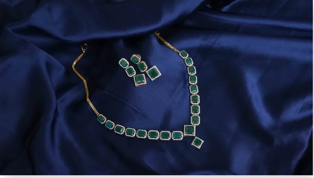 Emerald Line Necklace Set